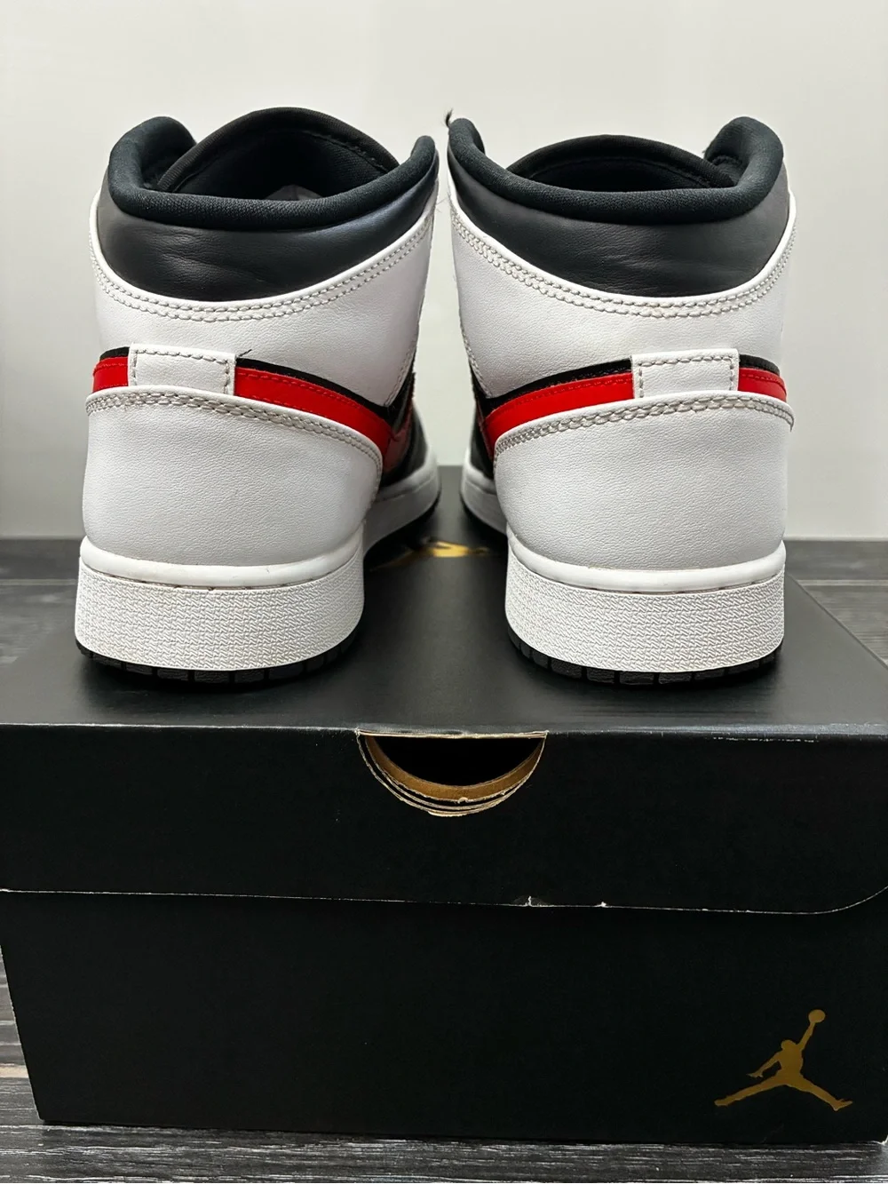 Jordan 1 Mid (GS) Black/Chile Red-White - Picture 7 of 10